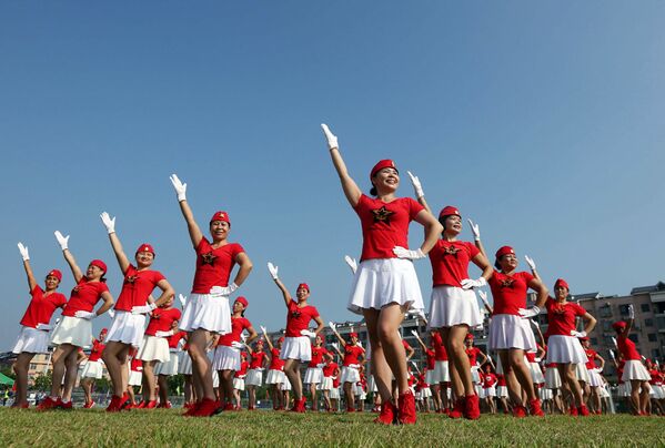 Девушки готовятся к выступлению в честь открытия 19-го съезда партии в Китае. - Sputnik Молдова