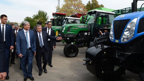 Президент Алмазбек Атамбаев и президент Узбекистана Шавкат Мирзиёев посетили выставку промышленной продукции Узбекистана и Кыргызстана в городе Ташкент - Sputnik Молдова