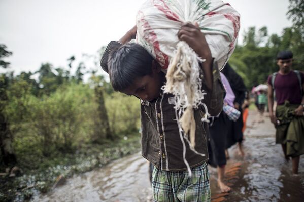 Мальчик-рохинджа идет к лагерю беженцев после пересечения границы с Мьянмой. - Sputnik Молдова