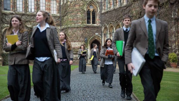 Pupils walk to lessons at Rugby School in central England, March 18, 2015 - Sputnik Moldova-România