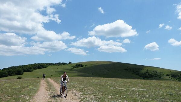 Two tourists riding their bikes in the Crimea mountains, 2013. - Sputnik Moldova