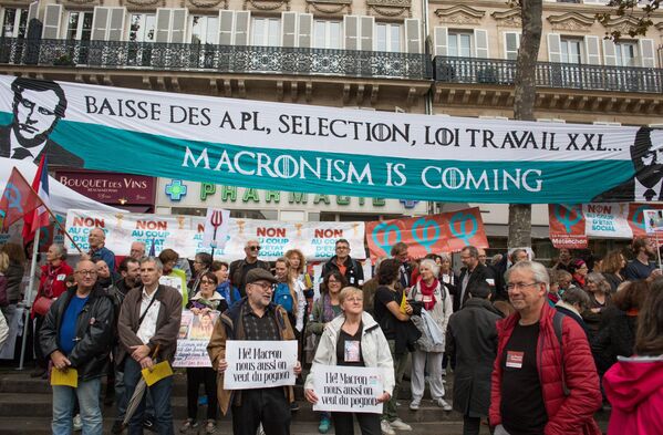 Участники акции протеста против трудовой реформы в Париже - Sputnik Молдова