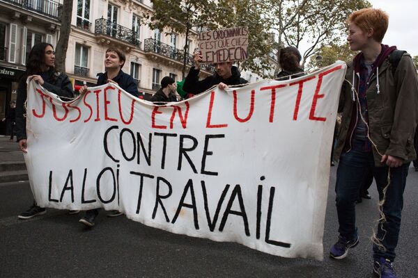 Акция протеста против трудовой реформы в Париже - Sputnik Молдова