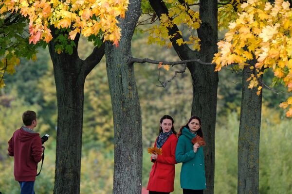 Девушки в Коломенском парке в Москве - Sputnik Молдова