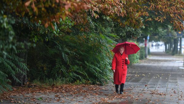 Женщина во время дождя на улице Берлина - Sputnik Moldova-România