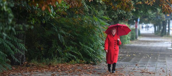 Женщина во время дождя - Sputnik Молдова