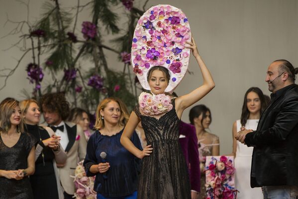Смелый и необычный аксессуар - головной убор из цветов в рамках показа Флористического шоу Flowers World - Sputnik Молдова