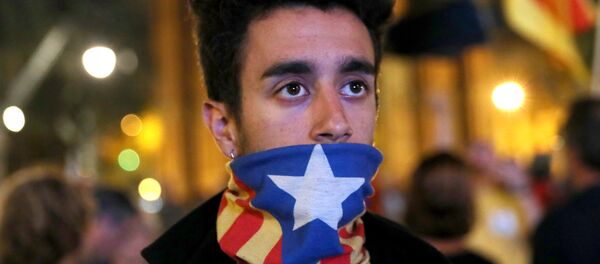 Молодой человек с флагом Каталонии - Sputnik Молдова