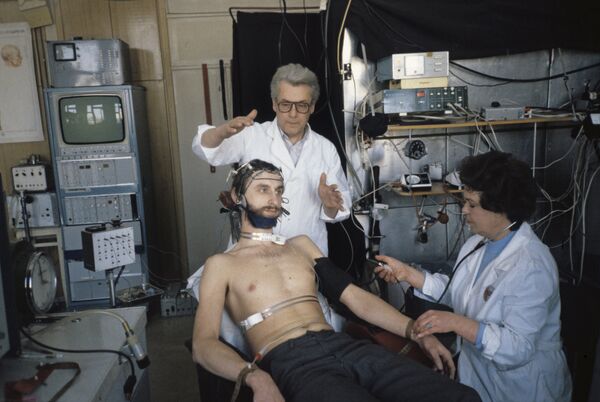 Экстрасенс Аллан Владимирович Чумак в лаборатории НИИ нормальной физиологии имени П. К. Анохина - Sputnik Молдова