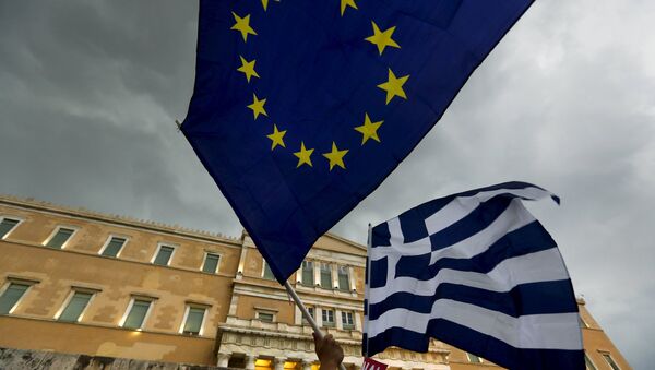 Protesters wave Greek and EU flags during a pro-Euro rally in front of the parliament building, in Athens, Greece, June 30, 2015 - Sputnik Moldova-România