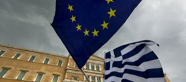 Protesters wave Greek and EU flags during a pro-Euro rally in front of the parliament building, in Athens, Greece, June 30, 2015 - Sputnik Moldova-România