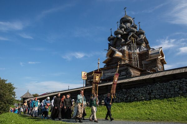 Крестный ход во время у церкви Покрова Пресвятой Богородицы - Sputnik Молдова