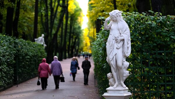 Люди гуляют в Летнем саду в Санкт-Петербурге - Sputnik Молдова