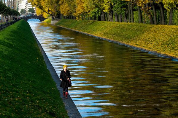 Девушка гуляет по каналу в Летнем саду в Санкт-Петербурге - Sputnik Молдова