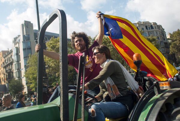 Жители Барселоны в ожидании оглашения парламентом итогов референдума о независимости Каталонии - Sputnik Молдова