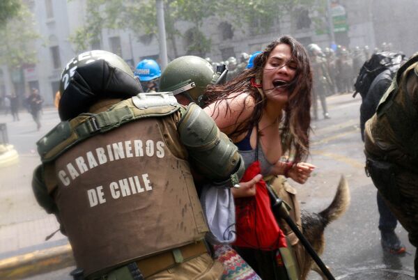 Столкновение демонстрантов с полицией во время акции протеста в День Колумба в Сантьяго, Чили - Sputnik Молдова