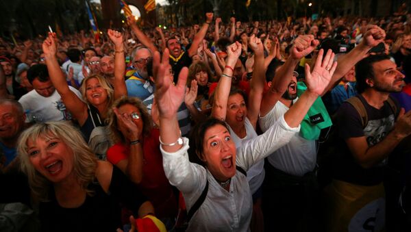 Люди смотрят трансляцию заседания Каталонского регионального парламента во время митинга за независимость в Барселоне - Sputnik Молдова