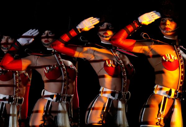 Участницы кабаре Crazy Horse Paris во время предварительного выступления в Сингапуре - Sputnik Молдова