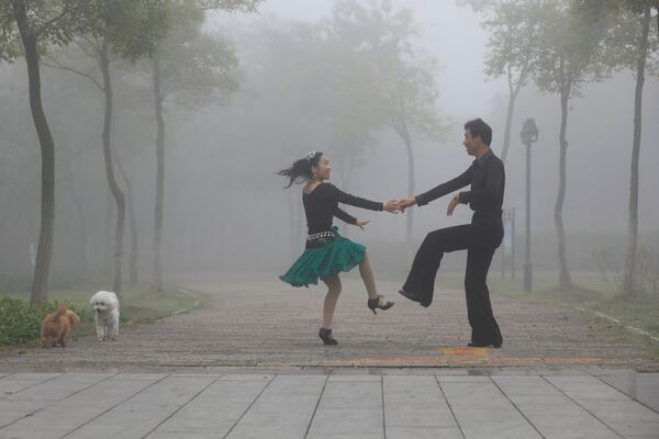 Пара танцует в китайском парке Хуайань - Sputnik Молдова