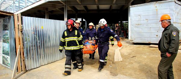 Operațiune de salvare a unui bărbat căzut de la 6 metri Operațiune de salvare a unui bărbat căzut de la 6 metri - Sputnik Moldova-România