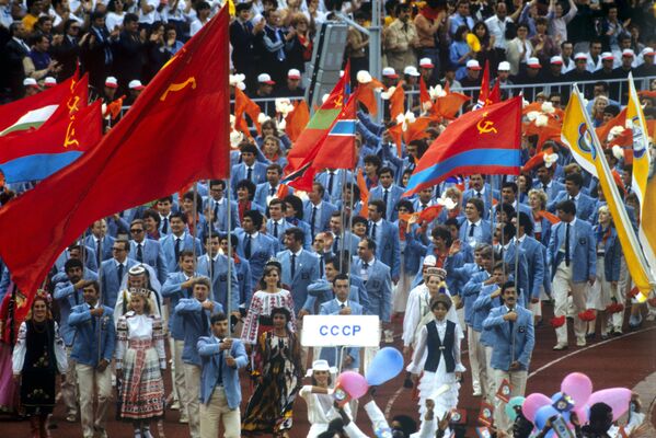Делегация Союза Советских Социалистических Республик на церемонии открытия Всемирного фестиваля молодежи студентов, архивное фото - Sputnik Молдова
