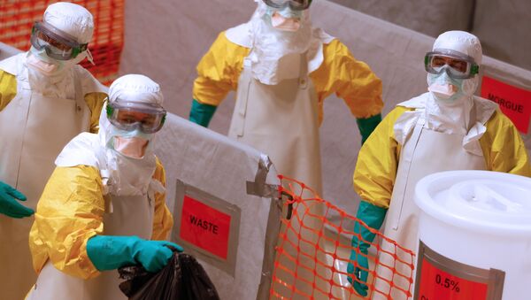 Medical workers wearing protective suits take part in a training prior to leave to countries affected by the Ebolas virus, in an empty factory warehouse in Amsterdam - Sputnik Moldova-România