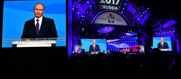 Президент РФ В. Путин принял участие в открытии Всемирного фестиваля молодёжи и студентов в Сочи - Sputnik Молдова