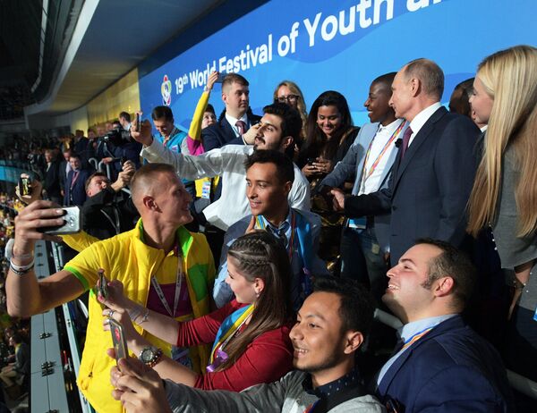 Президент РФ В. Путин принял участие в открытии Всемирного фестиваля молодёжи и студентов в Сочи - Sputnik Молдова