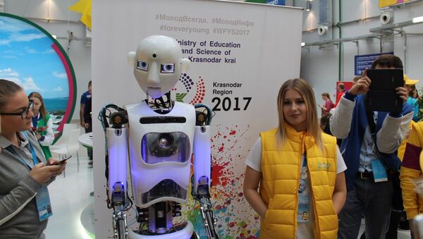 Робот передал Молдове привет с Фестиваля молодежи - Sputnik Moldova