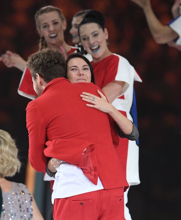 Участник фестивала делает предложение своей девушке на церемонии открытия XIX Всемирного фестиваля молодежи и студентов (ВФМС) в Ледовом дворце Большой в Сочи. - Sputnik Молдова