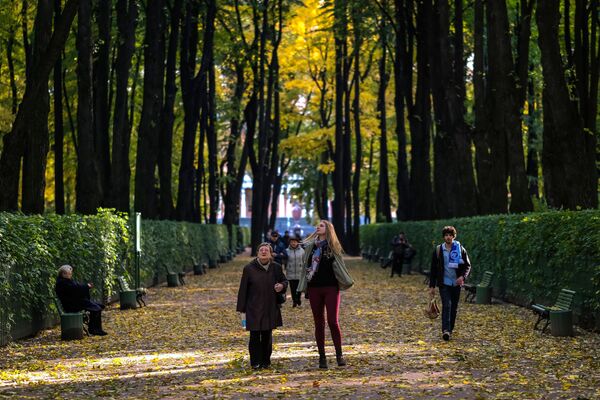 Oamenii se plimbă prin „Grădina de vară” din Sankt Petersburg - Sputnik Moldova