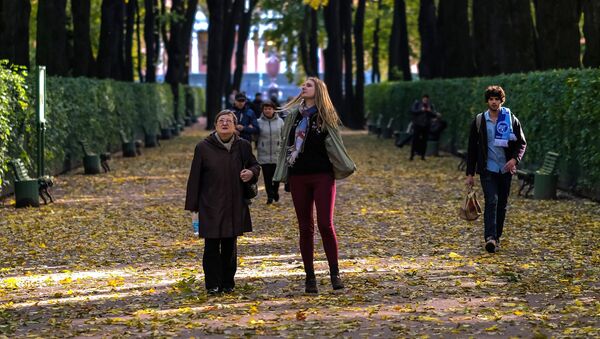 Люди гуляют в парке, архивное фото. - Sputnik Молдова