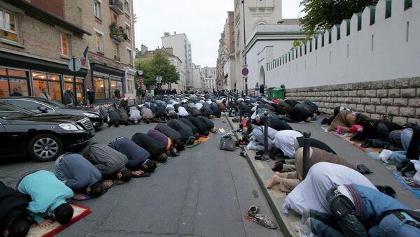 Muslims pray in the street outside the Mosque in Paris - Sputnik Moldova-România