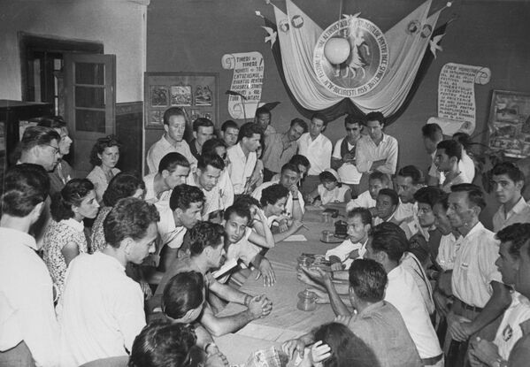 Deschiderea celei de-a IV ediții a Festivalului Internațional al Tineretului și Studenților la București (4-16 august 1953) - Sputnik Moldova-România