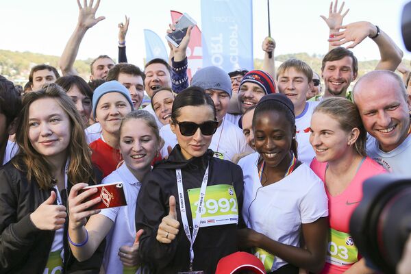 Российская телеведущая Тина Канделаки фотографируется с участниками фестивального забега в Сочи - Sputnik Молдова