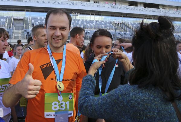Корреспондент Sputnik Молдова Виктор Чобану с медалью на финише фестивального забега в Сочи - Sputnik Молдова