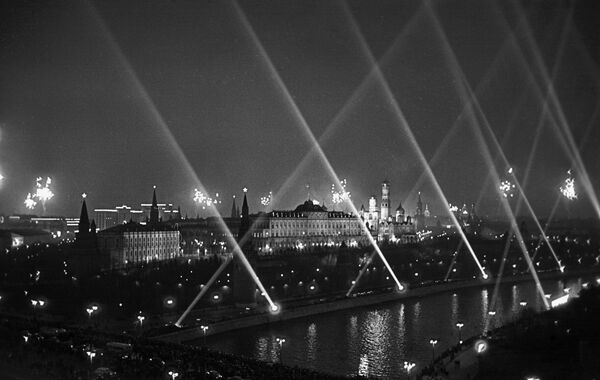 Салют в Москве в честь 40-летия Октябрьской социалистической революции, 1957. - Sputnik Молдова