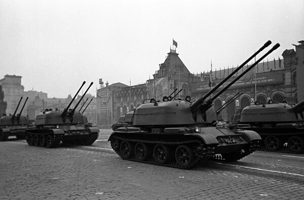 Парад военной техники на Красной площади в Москве, 1957. Празднование 40-й годовщины Великой Октябрьской социалистической революции. - Sputnik Молдова