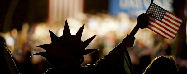 Человек в костюме статуи Свободы машет американским флагом - Sputnik Moldova-România