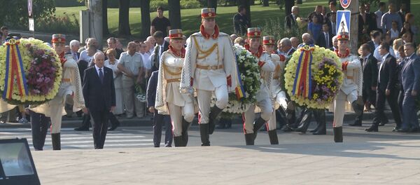Цветы к памятнику Штефану Великому: Молдова отмечает День независимости - Sputnik Молдова