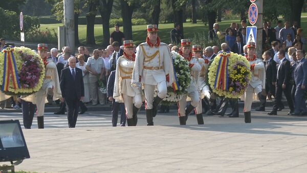 Цветы к памятнику Штефану Великому: Молдова отмечает День независимости - Sputnik Молдова