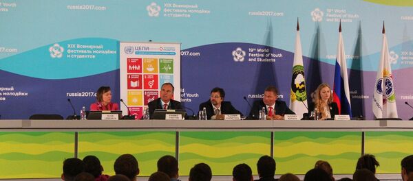 Экс-глава МИД Италии Франко Фраттини на встрече с участниками Всемирного фестиваля молодежи и студентов в Сочи - Sputnik Молдова