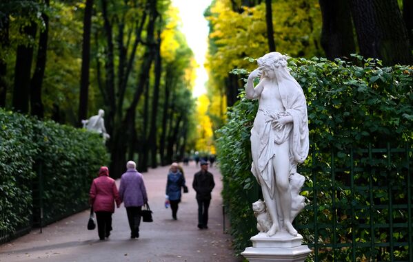 Oamenii se plimbă prin „Grădina de vară” din Sankt Petersburg - Sputnik Moldova-România