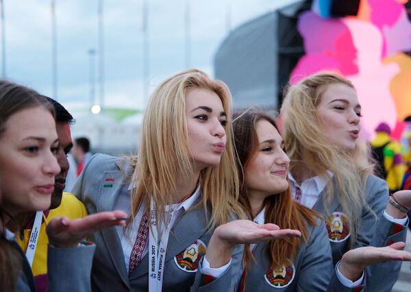Участники XIX Всемирного фестиваля молодежи и студентов в Олимпийском парке в Сочи - Sputnik Молдова