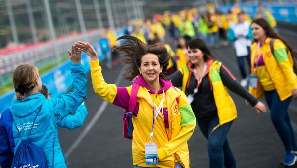 Участники и волонтеры XIX Всемирного фестиваля молодежи и студентов в Олимпийском парке в Сочи - Sputnik Молдова