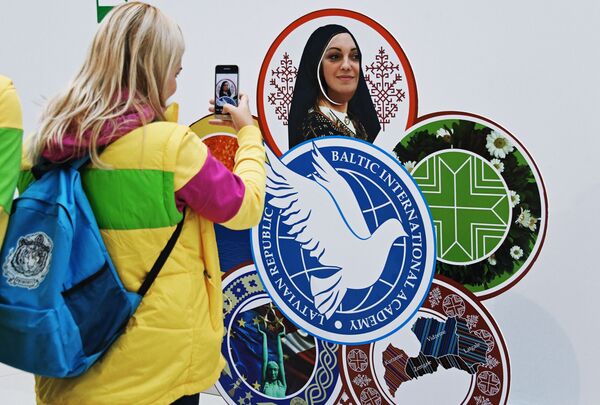 Участники XIX Всемирного фестиваля молодежи и студентов фотографируются на выставке YOUTH EXPO в Сочи - Sputnik Молдова