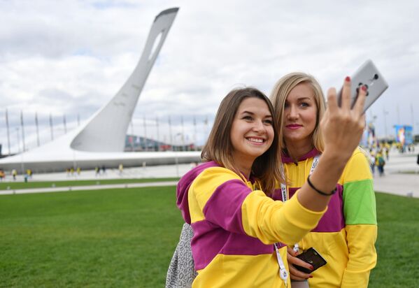 Участницы XIX Всемирного фестиваля молодежи и студентов фотографируются в Олимпийском парке в Сочи - Sputnik Молдова