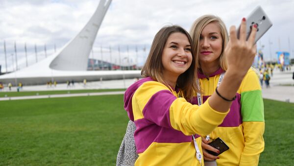 Участницы XIX Всемирного фестиваля молодежи и студентов фотографируются в Олимпийском парке в Сочи - Sputnik Moldova-România