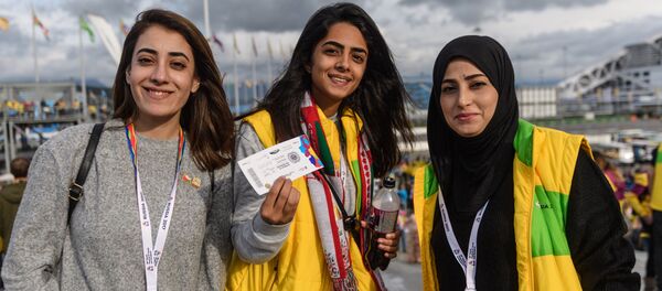 Участники XIX Всемирного фестиваля молодежи и студентов в Олимпийском парке в Сочи - Sputnik Молдова