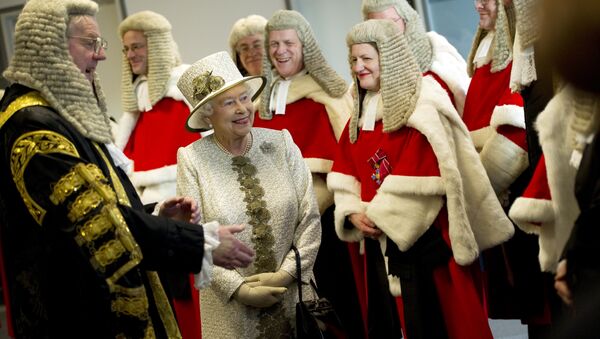 Britain's Queen Elizabeth greets High Court judges as she officially opens the Rolls Building, the latest addition to the Royal Courts of Justice in central London on December 7, 2011. - Sputnik Moldova-România
